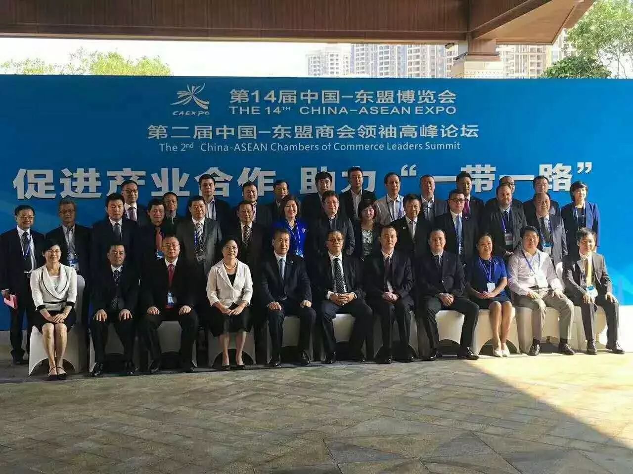 全國工商聯(lián)副主席黃榮(首排右5)、廣西壯族自治區副主席陳剛(首排右6)與仟億達集團董事長(cháng)鄭兩斌(三排左3)等嘉賓合影